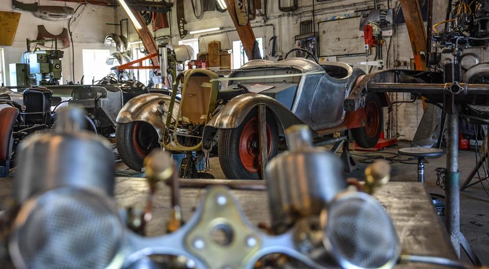 Klassieke auto in de werkplaats van Jansen Restorations