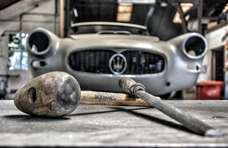 Inspectie van een klassieke auto in de werkplaats
